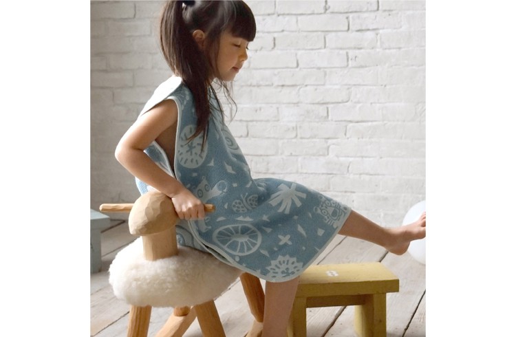 子供がピクニカスリーパーを着ている様子